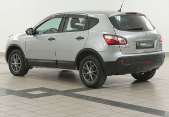 Подержанный автомобиль Nissan Qashqai 2010 года (2 фото)