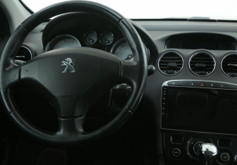 Подержанный автомобиль Peugeot 408 2013 года (14 фото)