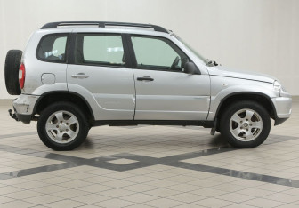 Подержанный автомобиль Chevrolet Niva 2011 года (5 фото)