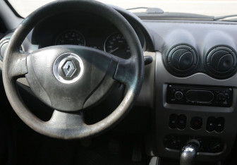 Подержанный автомобиль Renault Logan Sedan 2011 года (14 фото)