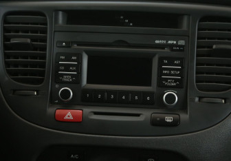 Подержанный автомобиль Kia Rio Hatchback 2010 года (13 фото)