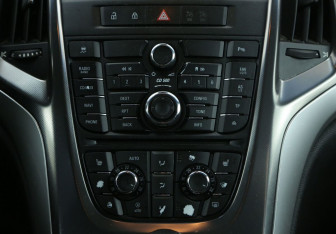 Подержанный автомобиль Opel Astra Hatchback 2010 года (13 фото)