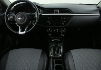 Подержанный автомобиль Kia Rio Hatchback 2018 года (22 фото)
