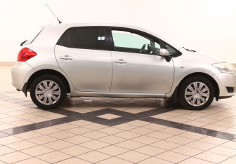 Подержанный автомобиль Toyota Auris Hatchback 2008 года (2 фото)