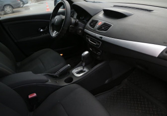 Подержанный автомобиль Renault Fluence 2010 года (9 фото)