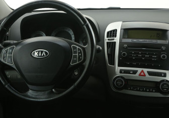 Подержанный автомобиль Kia Ceed Hatchback 2009 года (14 фото)