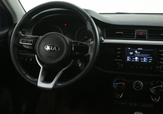 Подержанный автомобиль Kia Rio Sedan 2018 года (14 фото)