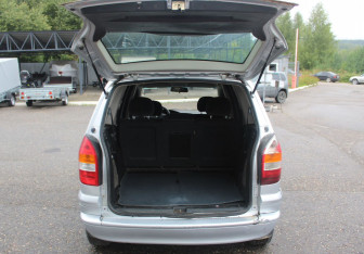 Подержанный автомобиль Opel Zafira Compactvan 2002 года (16 фото)