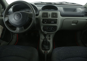 Подержанный автомобиль Renault Symbol 2004 года (12 фото)