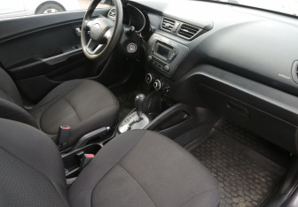 Подержанный автомобиль Kia Rio Sedan 2012 года (9 фото)