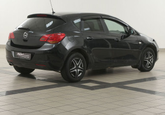 Подержанный автомобиль Opel Astra Hatchback 2011 года (4 фото)