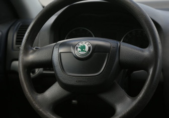 Подержанный автомобиль Skoda Octavia Liftback 2010 года (16 фото)