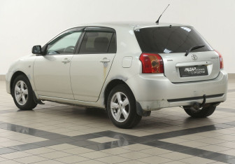 Подержанный автомобиль Toyota Corolla Hatchback 2004 года (2 фото)