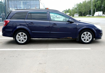 Подержанный автомобиль Opel Astra Wagon 2007 года (7 фото)