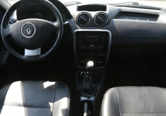 Подержанный автомобиль Renault Duster 2013 года (12 фото)