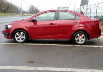 Подержанный автомобиль Chevrolet Aveo Sedan 2013 года (8 фото)
