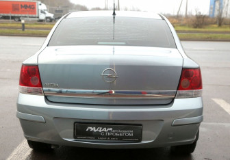 Подержанный автомобиль Opel Astra Sedan 2012 года (5 фото)