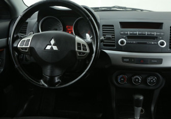 Подержанный автомобиль Mitsubishi Lancer Sedan 2008 года (14 фото)