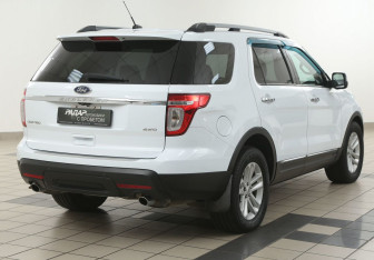 Подержанный автомобиль Ford Explorer 2015 года (4 фото)
