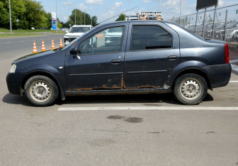 Подержанный автомобиль Renault Logan Sedan 2006 года (8 фото)