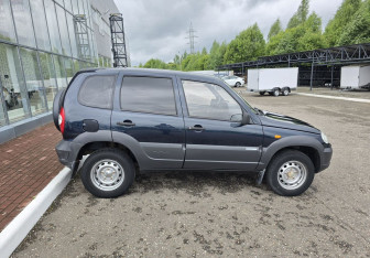 Подержанный автомобиль Chevrolet Niva 2011 года (8 фото)