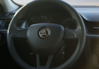 Подержанный автомобиль Skoda Rapid Liftback 2016 года (16 фото)