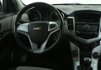 Подержанный автомобиль Chevrolet Cruze Hatchback 2012 года (14 фото)