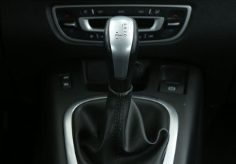 Подержанный автомобиль Renault Scenic 2012 года (13 фото)