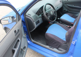 Подержанный автомобиль Skoda Fabia Hatchback 2003 года (9 фото)