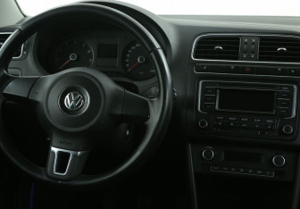 Подержанный автомобиль Volkswagen Polo Sedan 2013 года (14 фото)