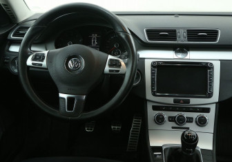 Подержанный автомобиль Volkswagen Passat Sedan 2012 года (14 фото)