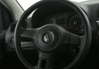 Подержанный автомобиль Volkswagen Polo Sedan 2012 года (16 фото)