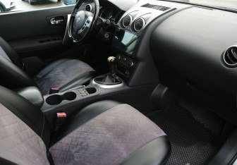 Подержанный автомобиль Nissan Qashqai+2 2011 года (9 фото)
