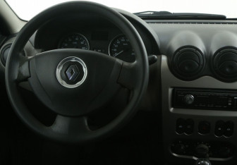 Подержанный автомобиль Renault Logan Sedan 2011 года (14 фото)