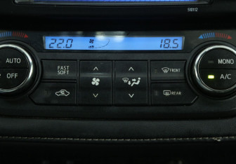 Подержанный автомобиль Toyota RAV4 2016 года (18 фото)