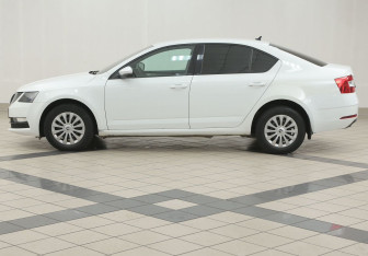 Подержанный автомобиль Skoda Octavia Liftback 2018 года (7 фото)