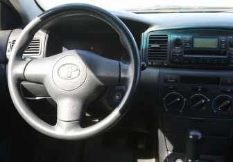 Подержанный автомобиль Toyota Corolla Sedan 2004 года (14 фото)