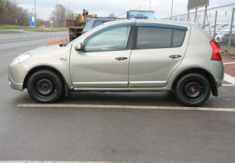 Подержанный автомобиль Renault Sandero 2010 года (8 фото)