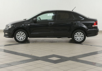 Подержанный автомобиль Volkswagen Polo Sedan 2015 года (7 фото)