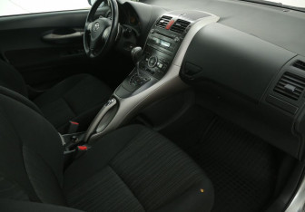 Подержанный автомобиль Toyota Auris Hatchback 2007 года (9 фото)