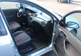 Подержанный автомобиль Ford Focus Hatchback 2004 года (9 фото)