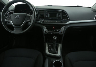 Подержанный автомобиль Hyundai Elantra Sedan 2016 года (12 фото)