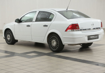 Подержанный автомобиль Opel Astra Sedan 2012 года (2 фото)