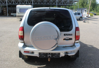 Подержанный автомобиль Chevrolet Niva 2004 года (6 фото)