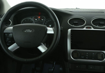 Подержанный автомобиль Ford Focus Sedan 2006 года (14 фото)
