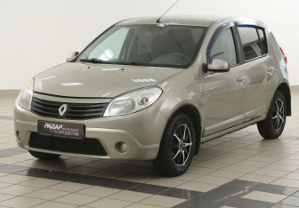 Подержанный автомобиль Renault Sandero 2011 года (8 фото)