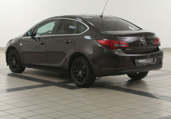 Подержанный автомобиль Opel Astra Sedan 2014 года (2 фото)