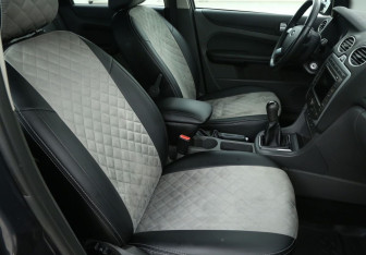 Подержанный автомобиль Ford Focus Wagon 2006 года (10 фото)