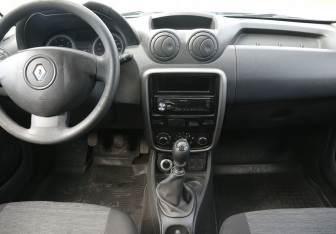 Подержанный автомобиль Renault Duster 2015 года (12 фото)
