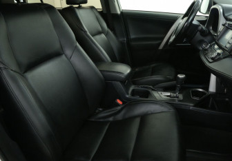 Подержанный автомобиль Toyota RAV4 2016 года (10 фото)